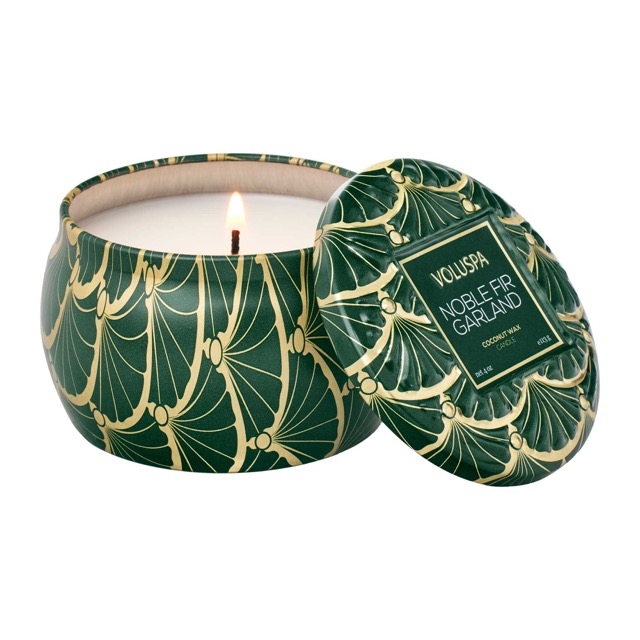 Voluspa Mini Tin Candle - Noble Fir Garland - WoiWoi Klær og Interiør